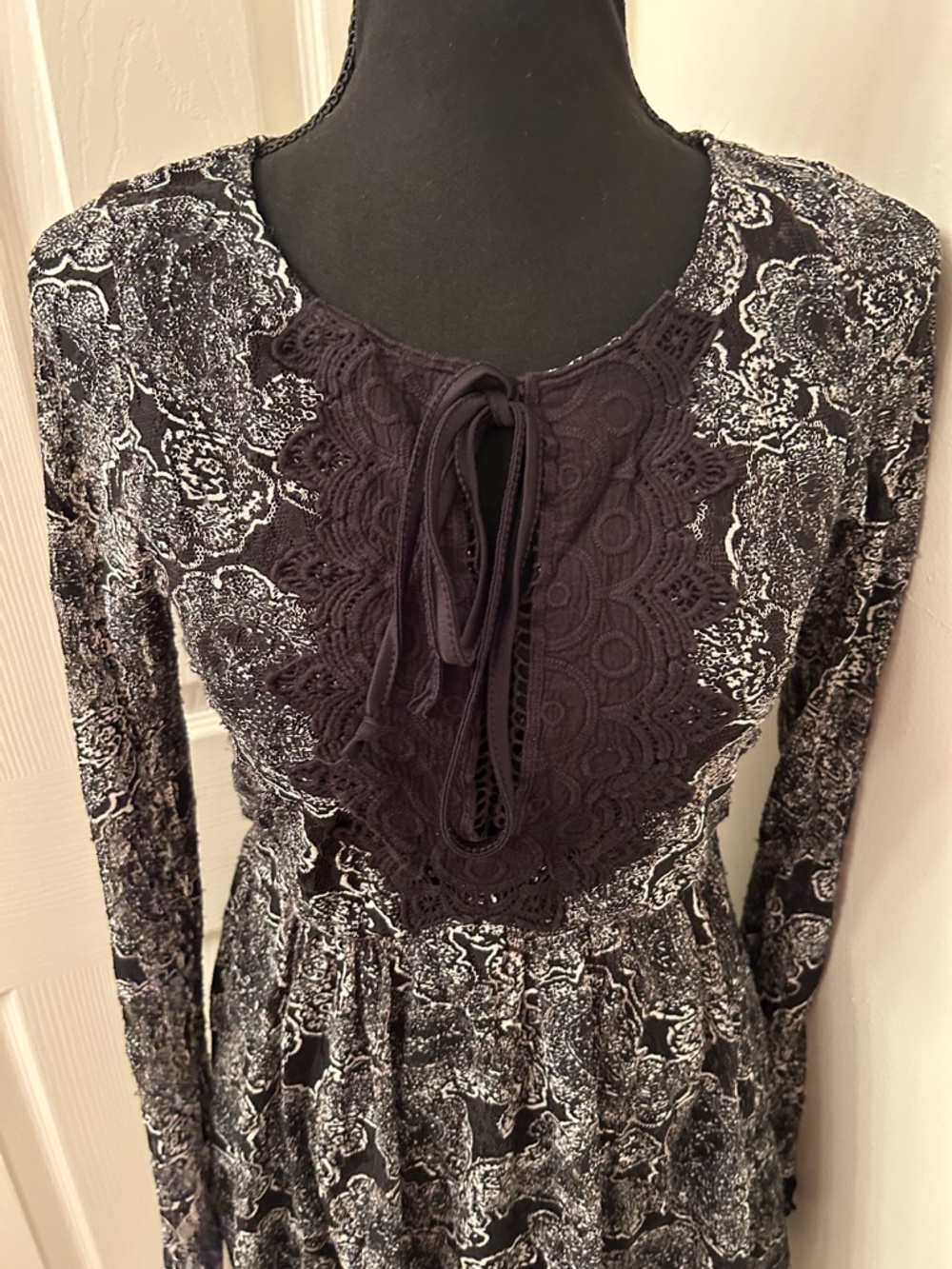 Miami Black and White Bohemian Long Sleeve Mini Dress Size Small - Picture 6 of 8